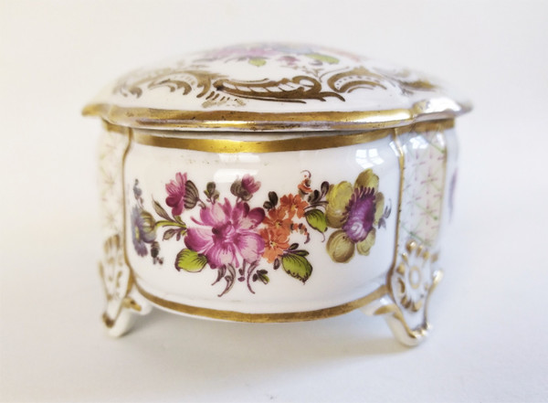 German Schney porcelain box Hand painted  20th c