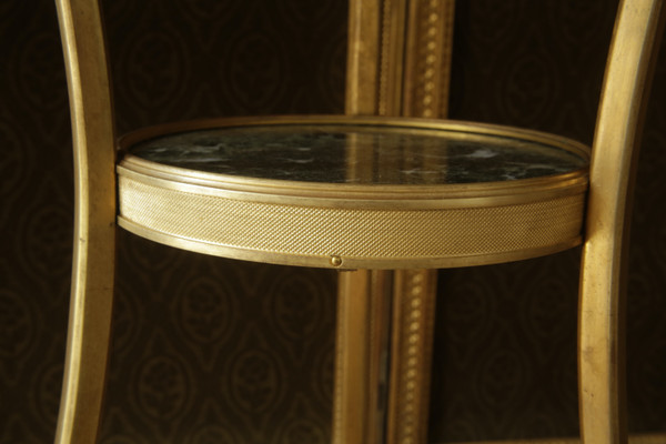 Tripod pedestal table in chased and gilded bronze, 20th century neoclassical work.