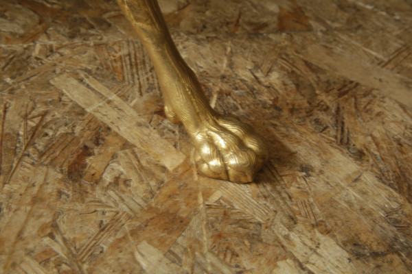 Tripod pedestal table in chased and gilded bronze, 20th century neoclassical work.