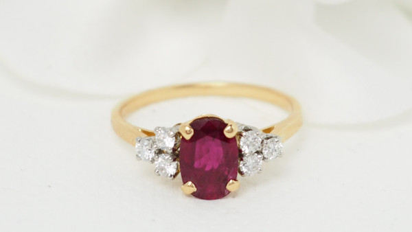 Bague en or jaune rubis et diamants