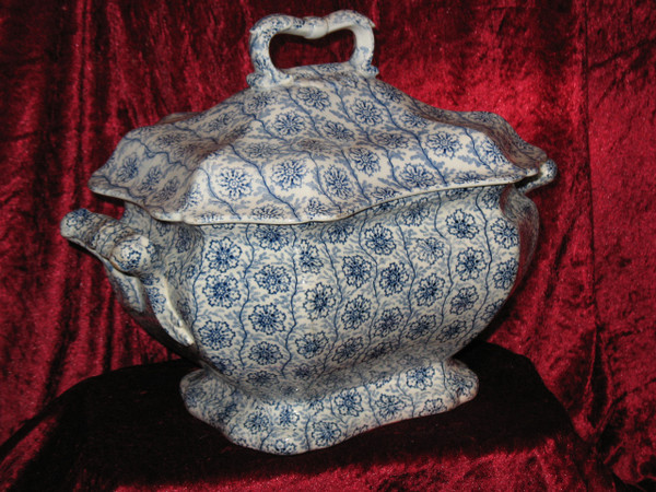 Fine earthenware soup tureen from Bordeaux, tapestry decor, 19th century Jules Vieillard