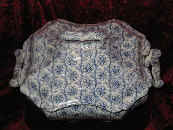 Fine earthenware soup tureen from Bordeaux, tapestry decor, 19th century Jules Vieillard