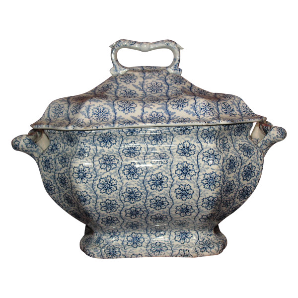 Fine earthenware soup tureen from Bordeaux, tapestry decor, 19th century Jules Vieillard