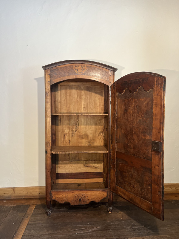 Armoire 1700 en noyer et bruyère