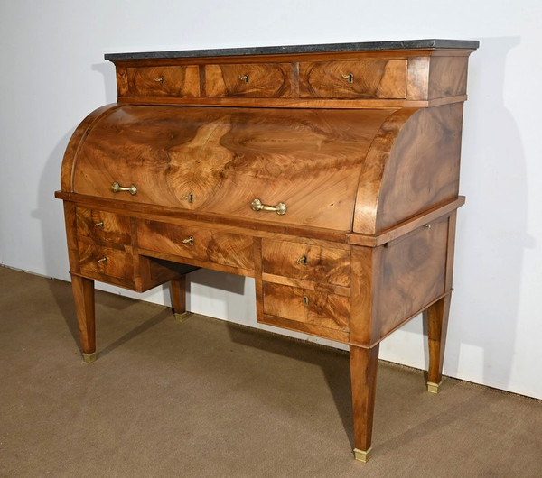 Important Property Cylinder Desk in Walnut, Directoire Period – Early 19th Century