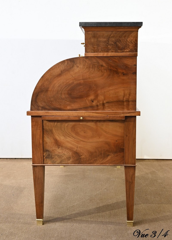 Important Property Cylinder Desk in Walnut, Directoire Period – Early 19th Century