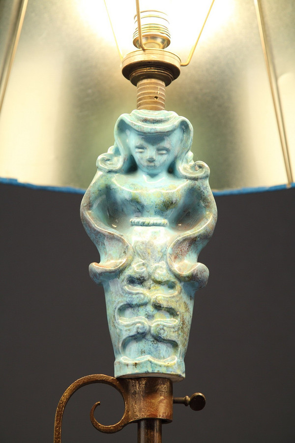 Lampada da terra treppiede con figura in ceramica blu