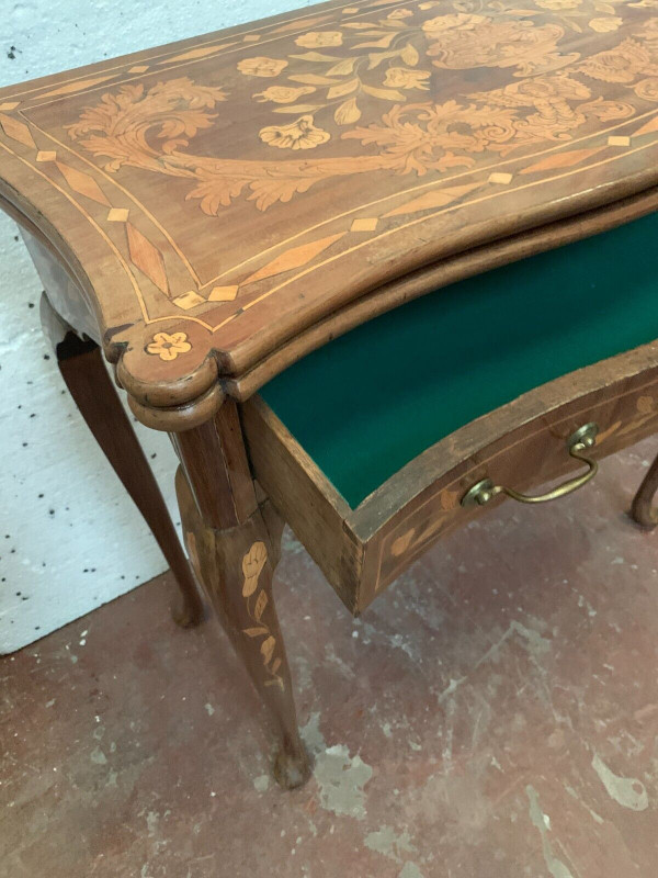 Table a jeu de style Louis XV en marqueterie Hollandaise XIX siècle Console