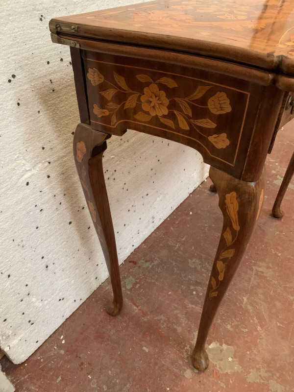 Table a jeu de style Louis XV en marqueterie Hollandaise XIX siècle Console