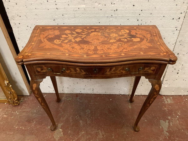 Table a jeu de style Louis XV en marqueterie Hollandaise XIX siècle Console