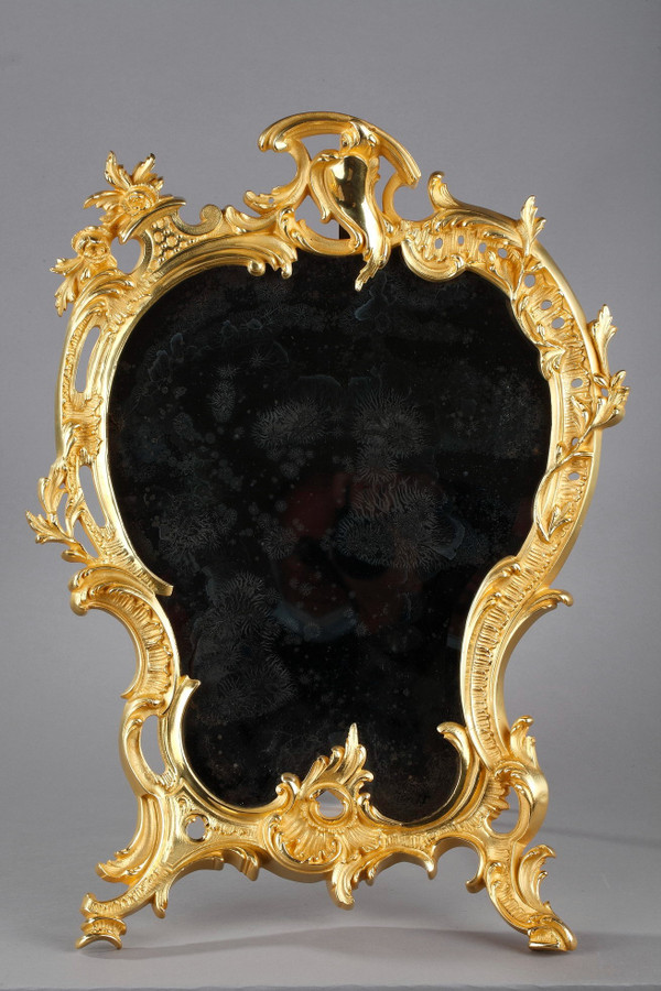 Miroir à poser en bronze doré de style Louis XV