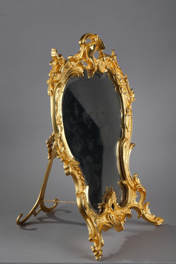 Miroir à poser en bronze doré de style Louis XV