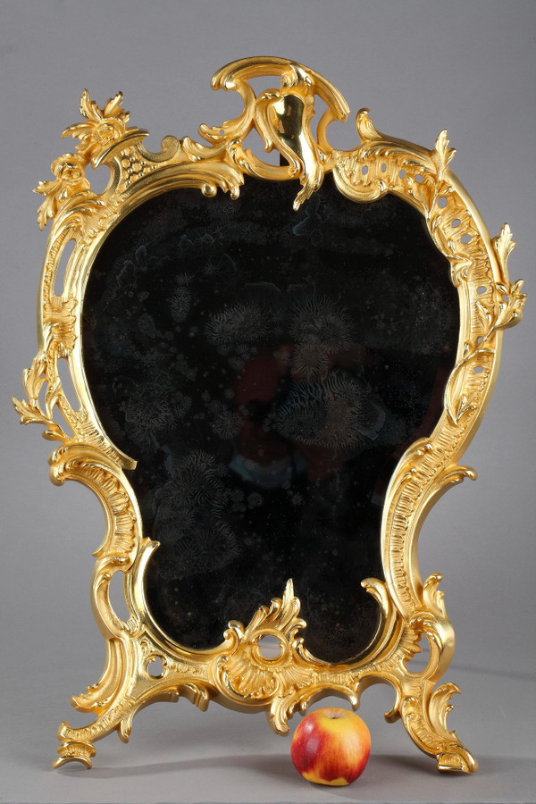 Miroir à poser en bronze doré de style Louis XV