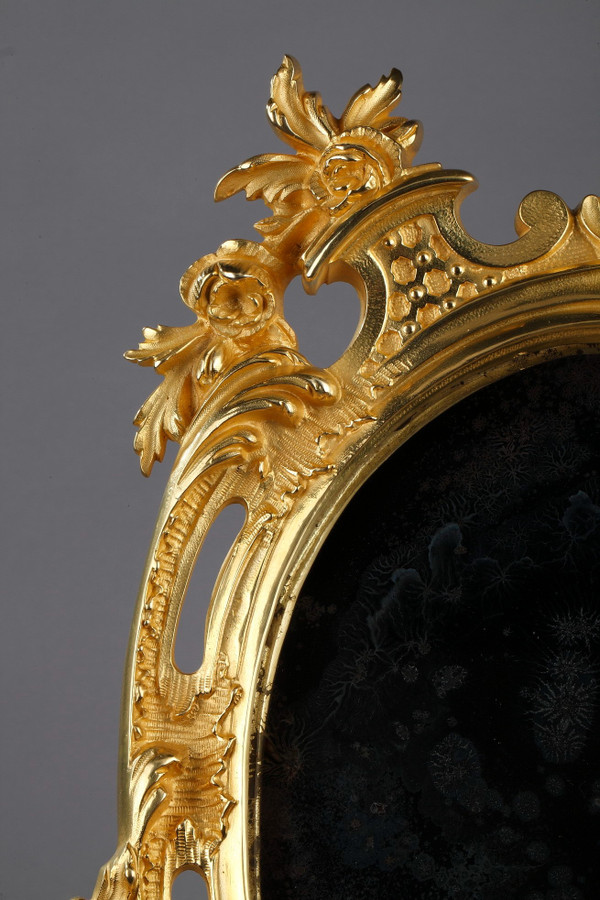 Miroir à poser en bronze doré de style Louis XV