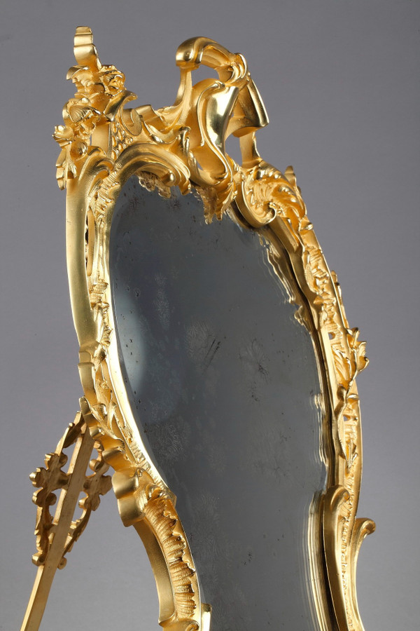 Miroir à poser en bronze doré de style Louis XV