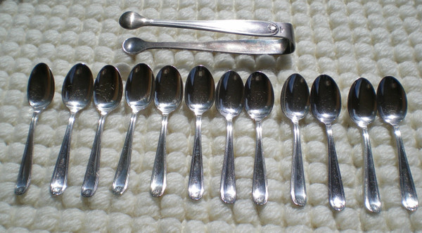 Christofle box: 12 espresso spoons + sugar tongs, Coquille Bérain model, silver-plated metal