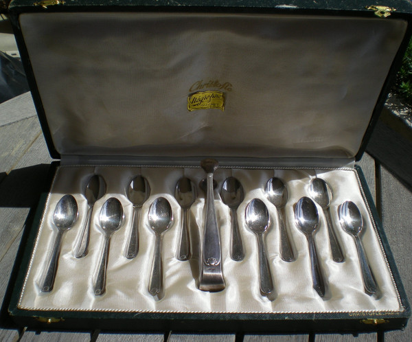 Christofle box: 12 espresso spoons + sugar tongs, Coquille Bérain model, silver-plated metal