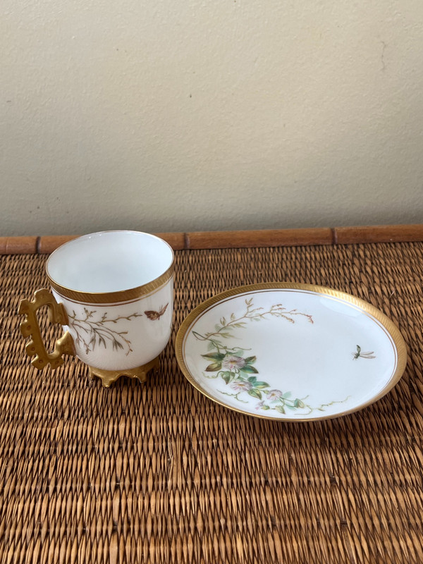 Tasse et sous-tasse en porcelaine du 19e siècle - Motif de fleurs, dorure et détails raffinés