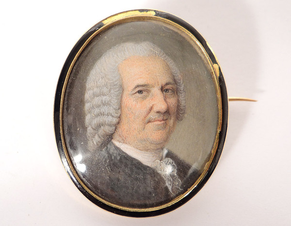 Miniature Oval Mother-of-Pearl Noble 18th Century Portrait Brooch 18K Solid Gold Enamel