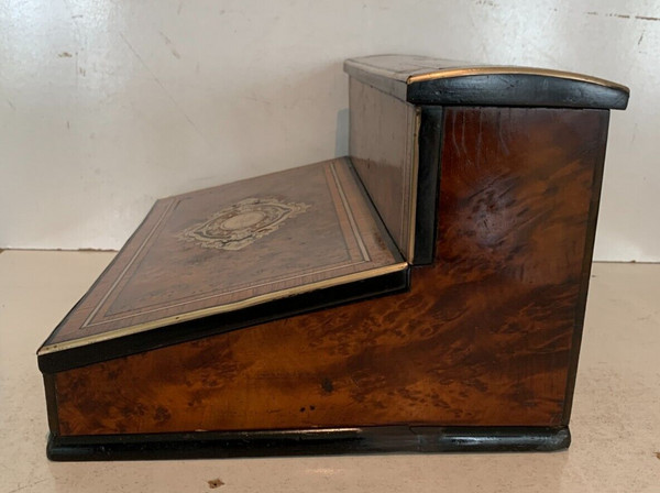 Napoleon III writing desk in marquetry and cedar burr 19th century