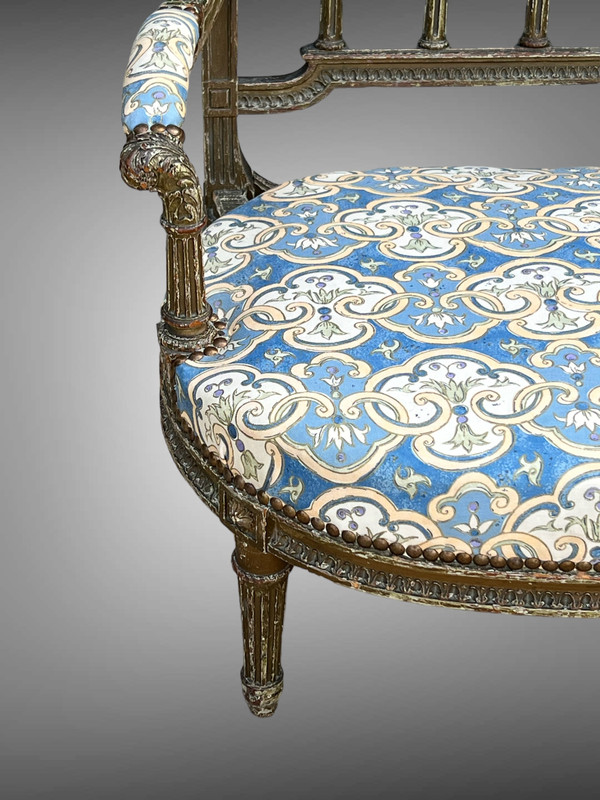 POLTRONA "MARQUISE" IN LEGNO DIPINTO E SCULTURATO DEL XIX SECOLO IN STILE LOUIS XVI