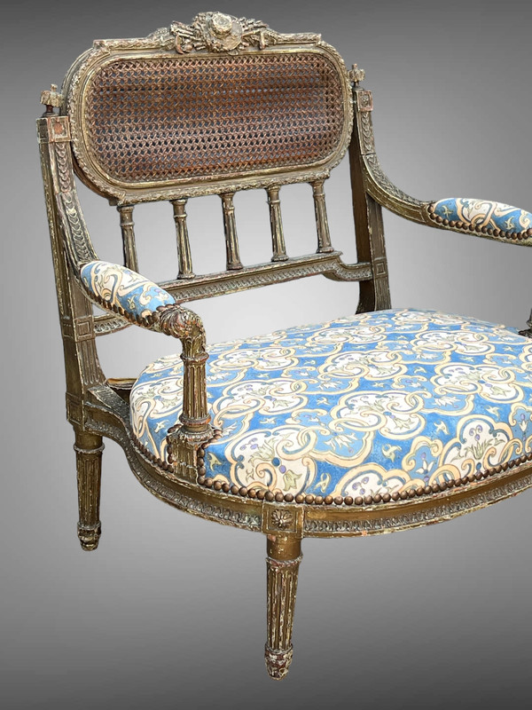 POLTRONA "MARQUISE" IN LEGNO DIPINTO E SCULTURATO DEL XIX SECOLO IN STILE LOUIS XVI