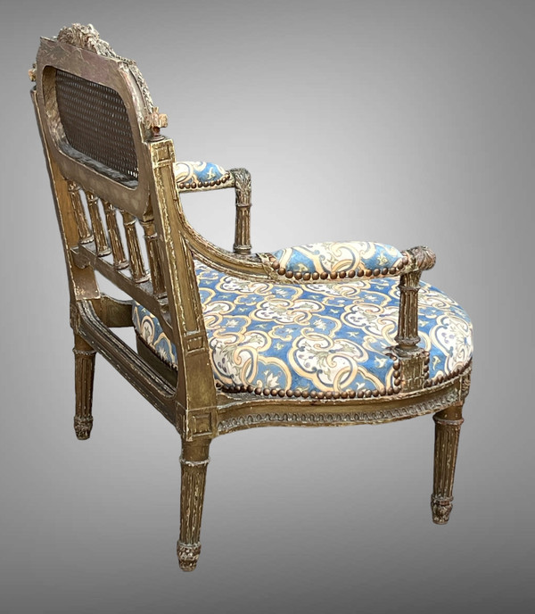 POLTRONA "MARQUISE" IN LEGNO DIPINTO E SCULTURATO DEL XIX SECOLO IN STILE LOUIS XVI