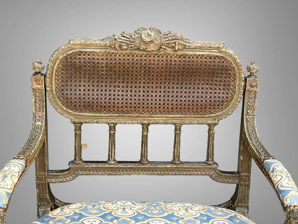 POLTRONA "MARQUISE" IN LEGNO DIPINTO E SCULTURATO DEL XIX SECOLO IN STILE LOUIS XVI