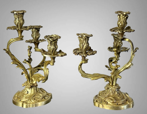 PAAR NUMMERIERTER, DREIZWEIGIGER KERZENHALTER AUS VERGOLDETER BRONZE IM LOUIS-XV-STIL