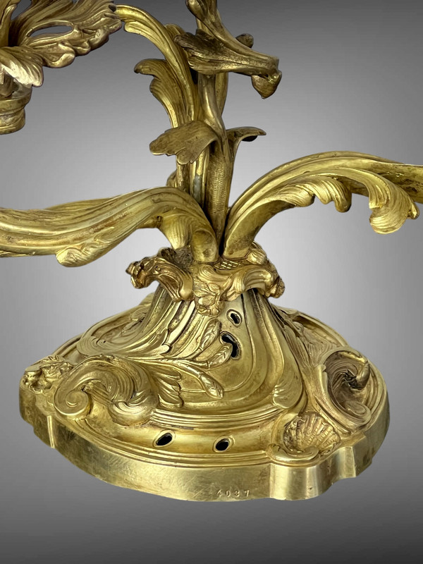 PAAR NUMMERIERTER, DREIZWEIGIGER KERZENHALTER AUS VERGOLDETER BRONZE IM LOUIS-XV-STIL