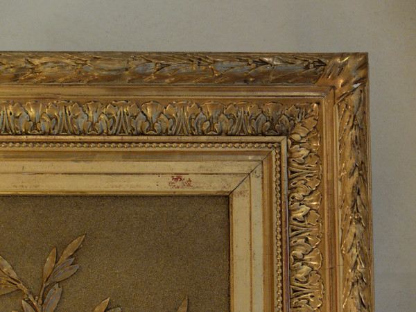 Large oval frame in wood and gilded stucco