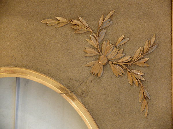 Large oval frame in wood and gilded stucco