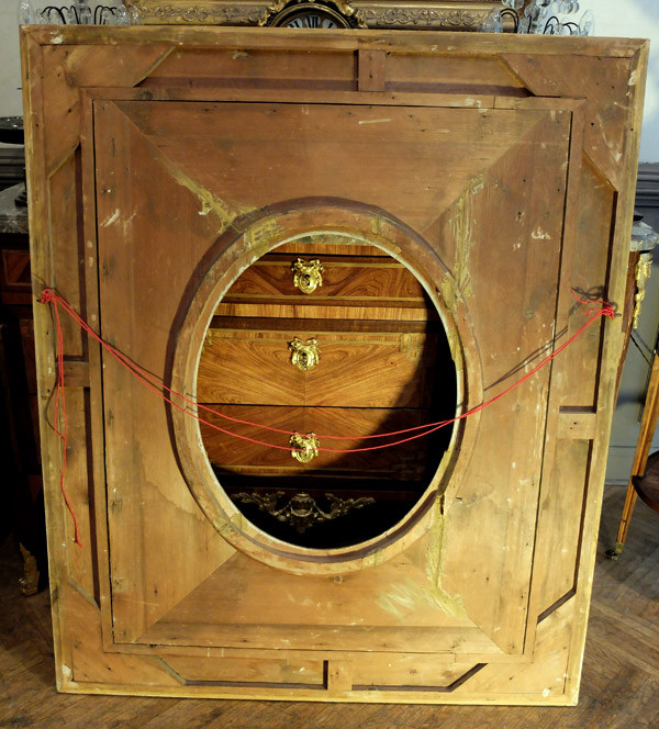 Large oval frame in wood and gilded stucco