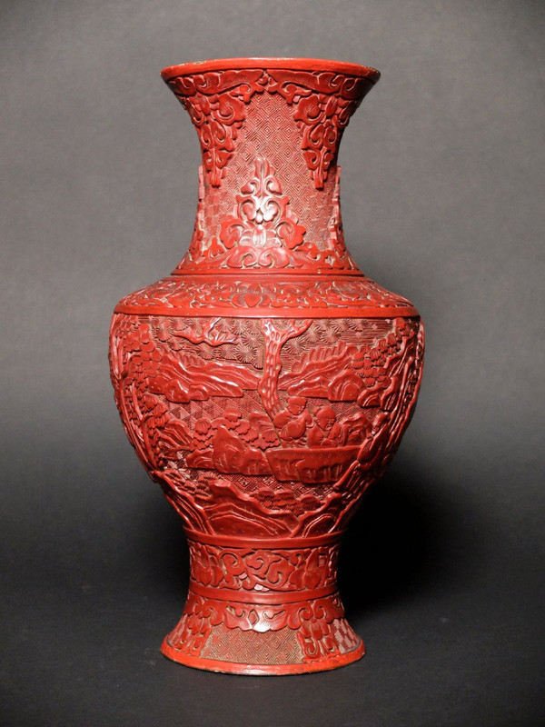 Paire de vases chinois en laque de cinabre - XIXème siècle