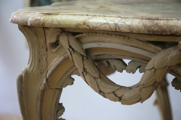 Grande console en tilleul sculpté et rechampi crème d'époque Louis XV