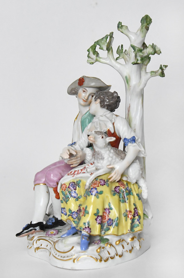 Groupe en porcelaine de Meissen représentant Couple d’amoureux sous un arbre, Modèle D19