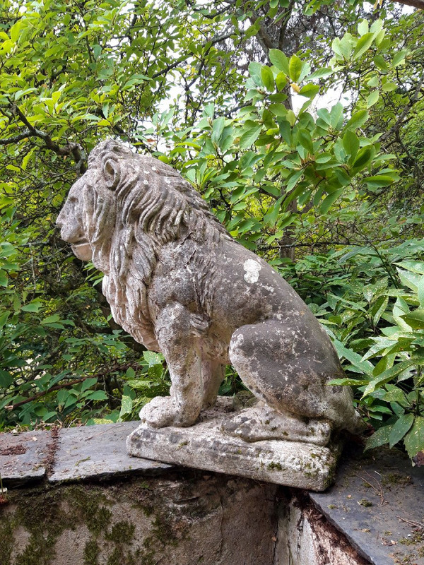 Lion de jardin en pierre