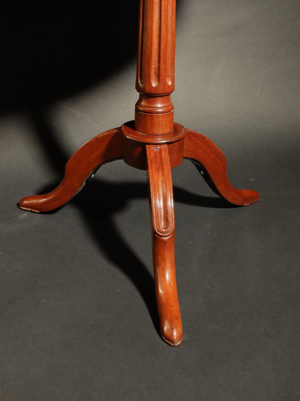 Louis XVI period pedestal table with tilting top