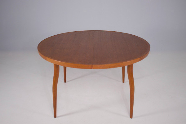 Finn Juhl: Nv-56 Extendable Round Table.