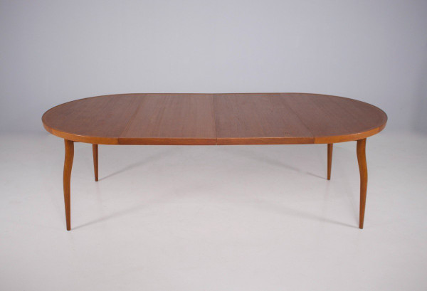 Finn Juhl: Nv-56 Extendable Round Table.