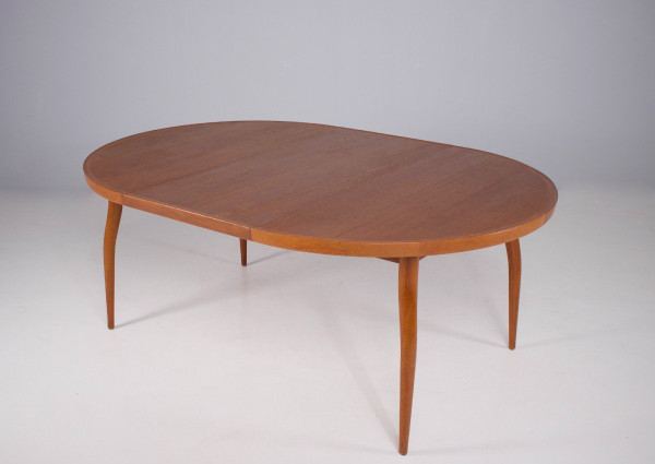 Finn Juhl: Nv-56 Extendable Round Table.