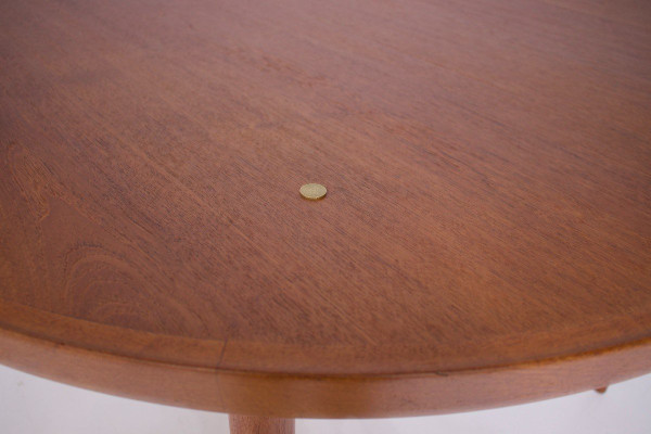 Finn Juhl: Nv-56 Extendable Round Table.