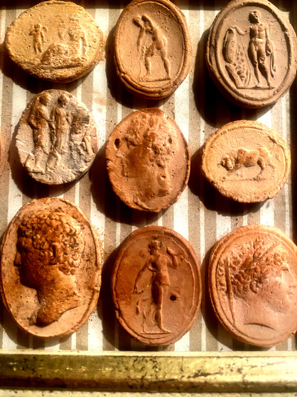 Terra cotta Italiennes à l'image des déesses et dieux Grecs et Romains en camées 19ème encadrées