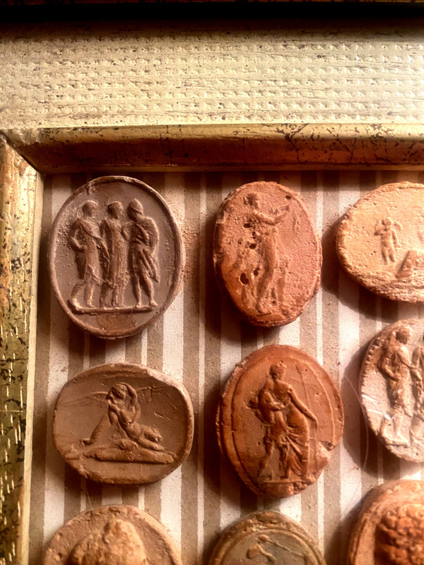 Terra cotta Italiennes à l'image des déesses et dieux Grecs et Romains en camées 19ème encadrées