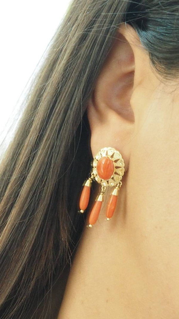 Yellow gold and coral earrings