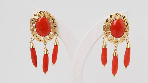 Yellow gold and coral earrings