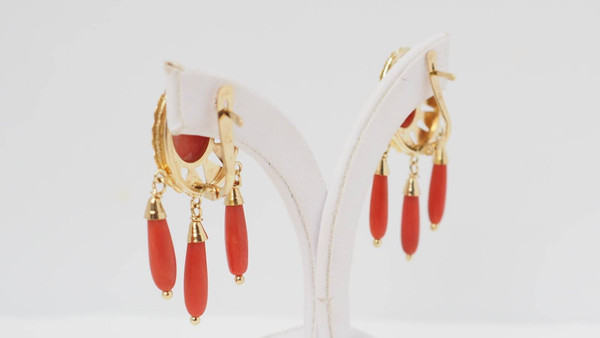 Yellow gold and coral earrings