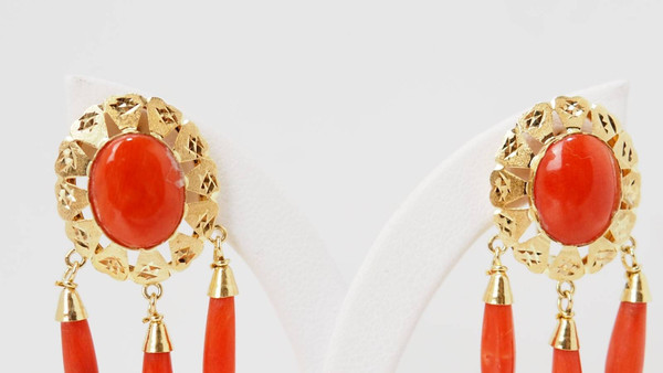 Yellow gold and coral earrings