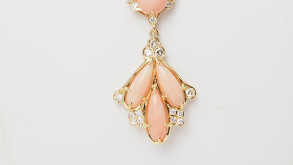 Necklace in yellow gold, diamonds and coral cabochons