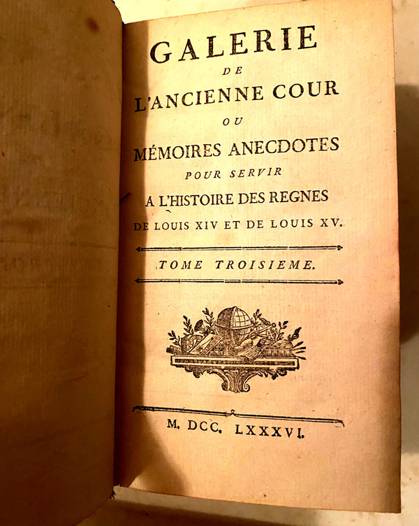 Galerie de l'Ancienne Cour , 3 Bände in 12 , gedruckt 1786 erster bekannter Text von Saint Simon. Selten .